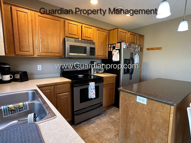 Foto del edificio - Lakeville End Unit Town Home, 2 Car Garage, 2.5 Baths, Walk out Patio, Available July