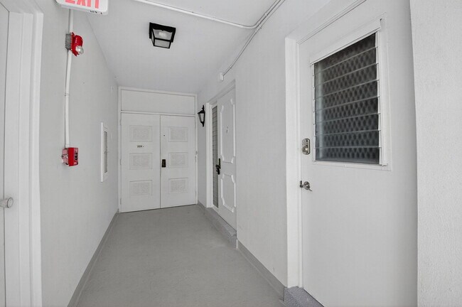 Building Photo - 800 E Camino Real