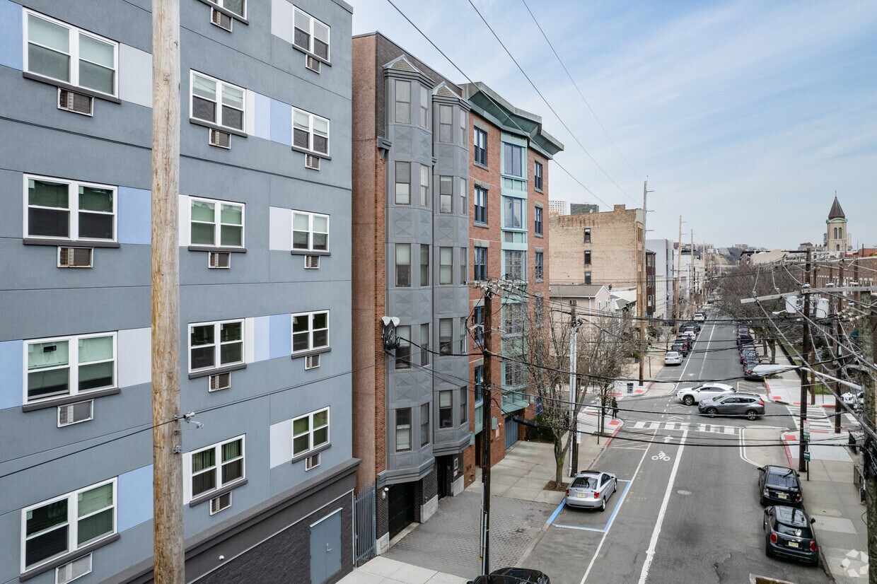 Primary Photo - 528 Madison St