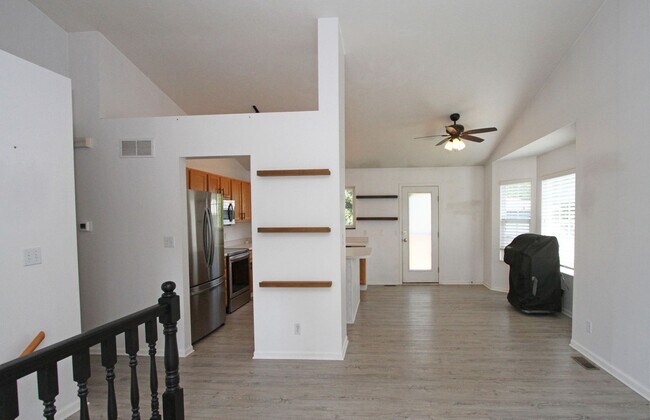 Building Photo - Timber Ridge Split Foyer