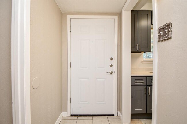 Building Photo - 8806 Hillsgrove Ct