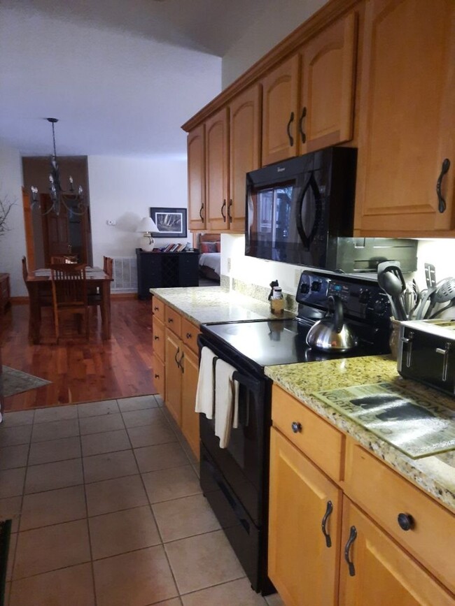 Building Photo - $1,800 - 2 Bed / 2 Bath Furnished Luxury C...