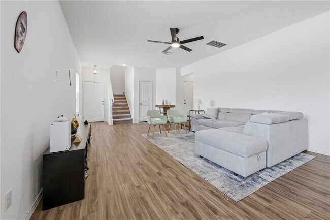 Foto del edificio - 100 Wind Flower Ln