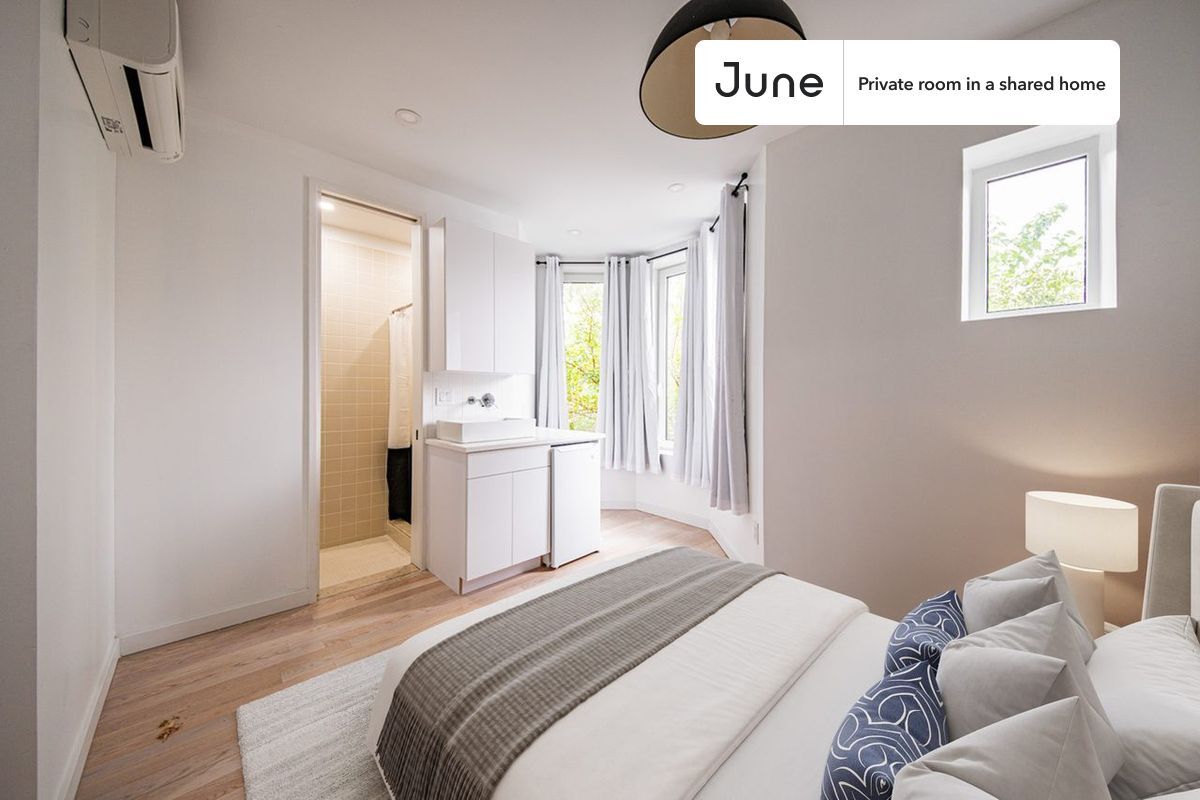 Foto principal - Room in Shared 4 bed/4 bath home