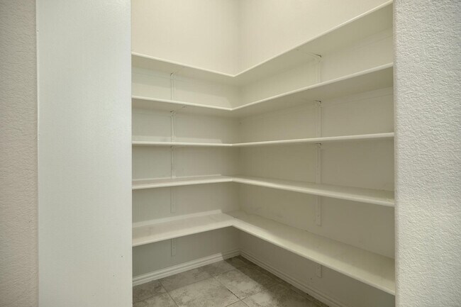 Foto del edificio - 8333 Paola St