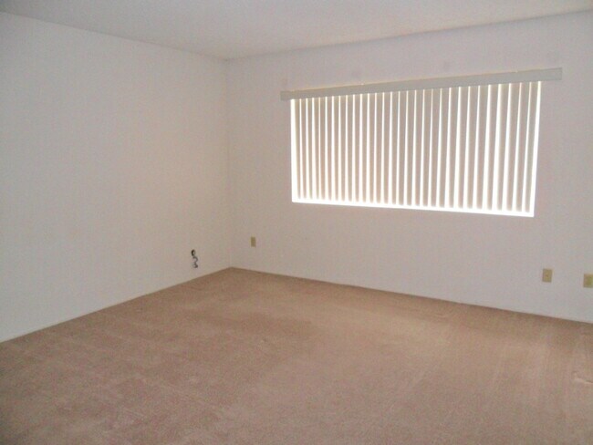 Foto del edificio - FANTASTIC SINGLE FAMILY RESIDENCE 4 Bedrooms, 2.5 Bathrooms HOME IN CANYON CREST!!! **((RESERVED))**