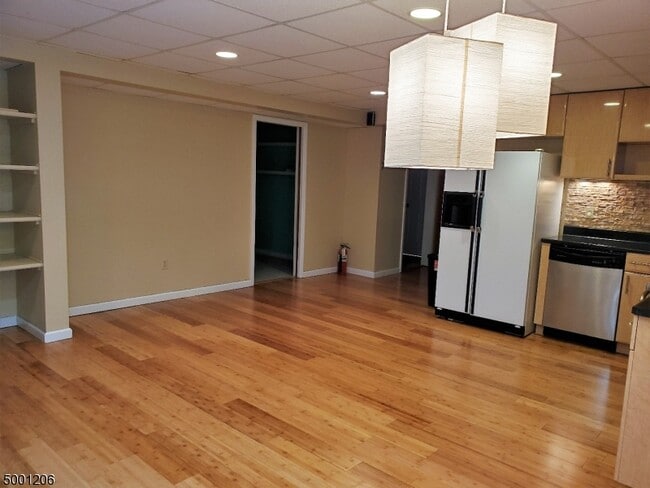 Building Photo - 8 Oakwood Ct