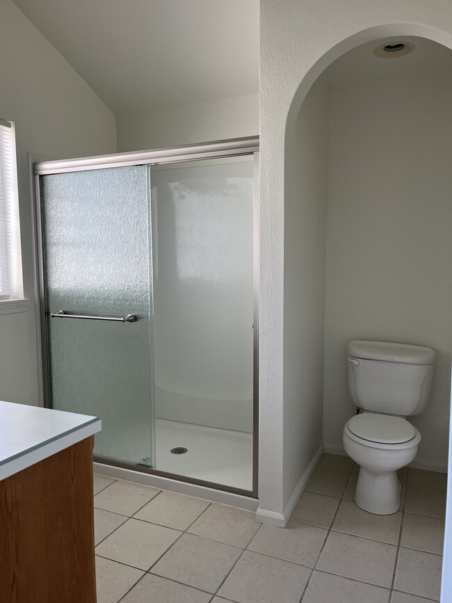 Master bathroom - 2143 SE Douglas Ave