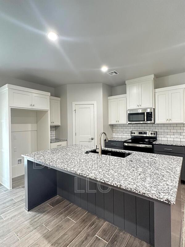Building Photo - 2815 Clifton Ter