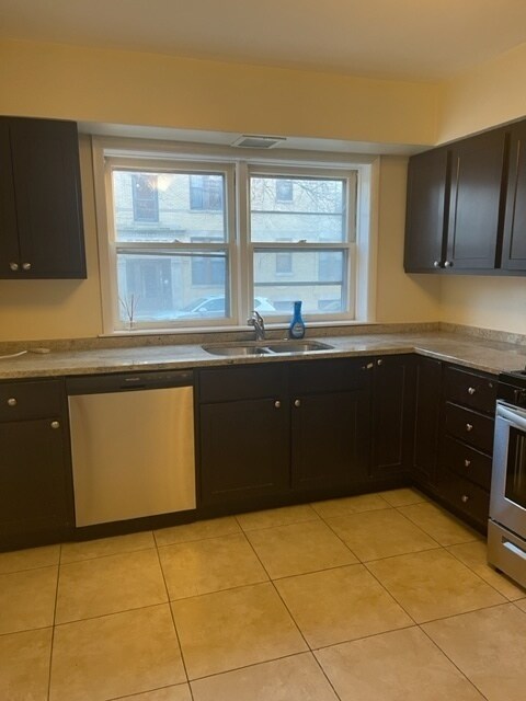 Building Photo - 3800 N Leavitt St