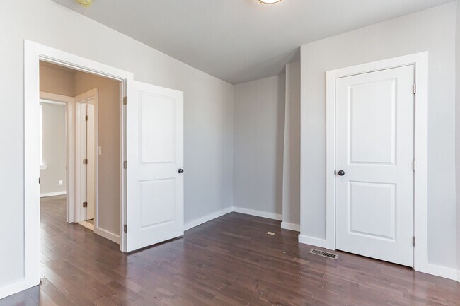Building Photo - Newly Updated 2 bedroom 1 Bathroom House f...