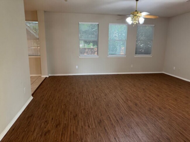Foto del edificio - Charming 2-Story Home with 3 Bedrooms, Gam...
