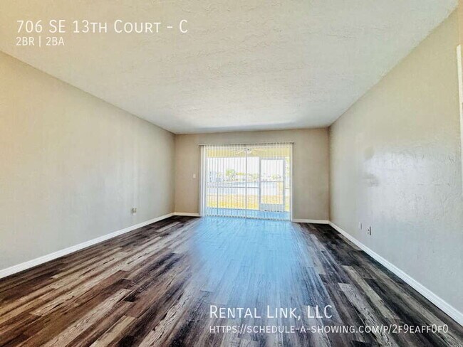 Building Photo - 706 SE 13th Ct