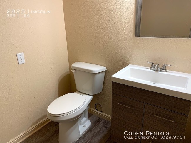 Building Photo - Newly Remodeled with Granite Counter-tops!