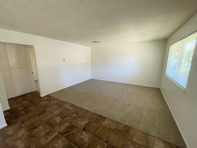 Foto del edificio - Centrally Located McKeon Condo