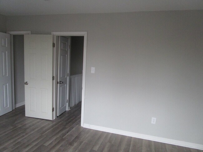 Building Photo - Spacious Front-Porch Row - Oak Lane