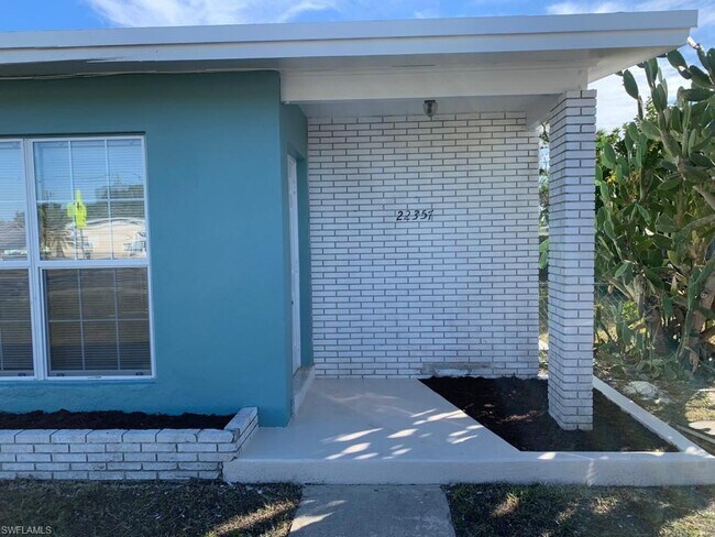 Foto del edificio - 22357 Midway Blvd