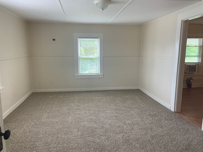 Building Photo - Adorable 1 Bedroom Near Downtown Greensboro