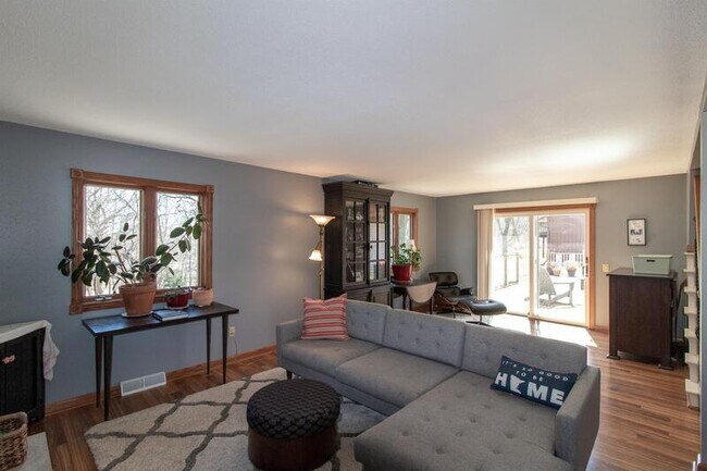 Foto del edificio - 2234 Viking Dr NW