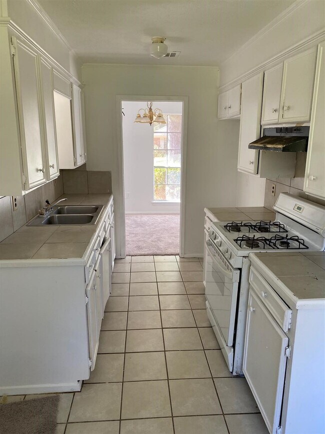 Building Photo - 122 James Garfield Cir