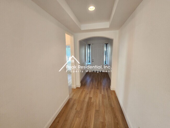 Foto del edificio - Large 4-bedroom in Elk Grove recently upda...