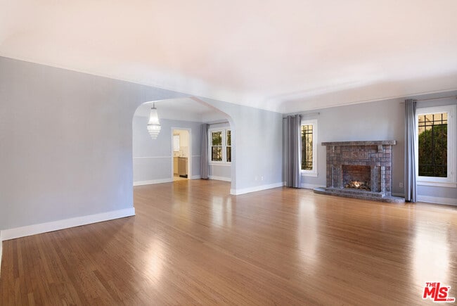 Foto del edificio - 126 N Sycamore Ave