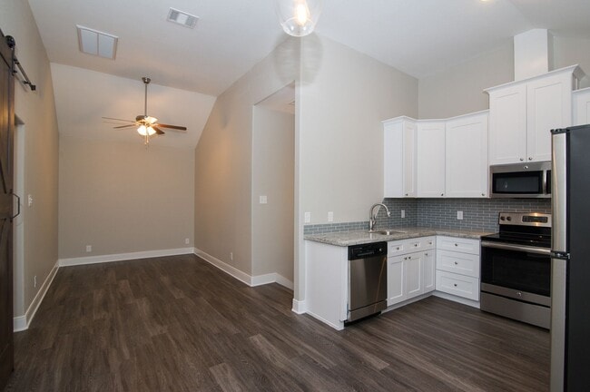 Building Photo - ADORABLE 2/1 APARTMENT CLOSE TO CAMPUS!