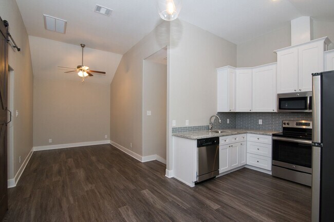 Foto del edificio - ADORABLE 2/1 APARTMENT CLOSE TO CAMPUS!