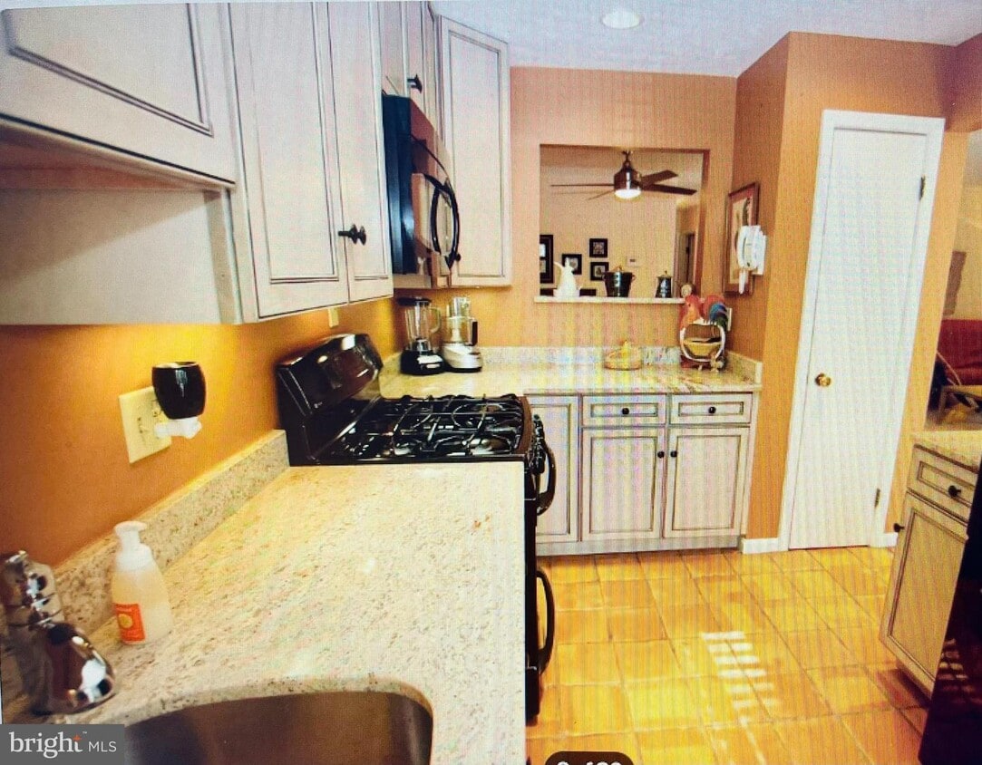 10174 Oakton Terrace Rd Unit 10174, Oakton, VA 22124 Room for Rent in