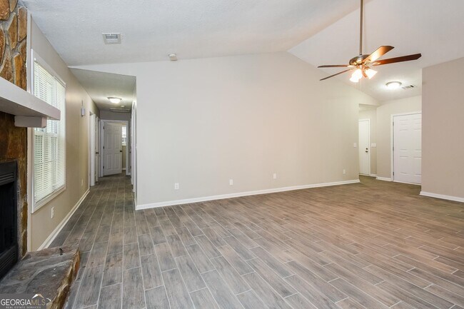 Foto del edificio - 858 Riverstone Ln