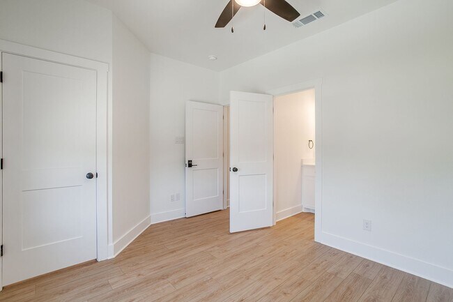 Foto del edificio - 2347 Benbrook Blvd