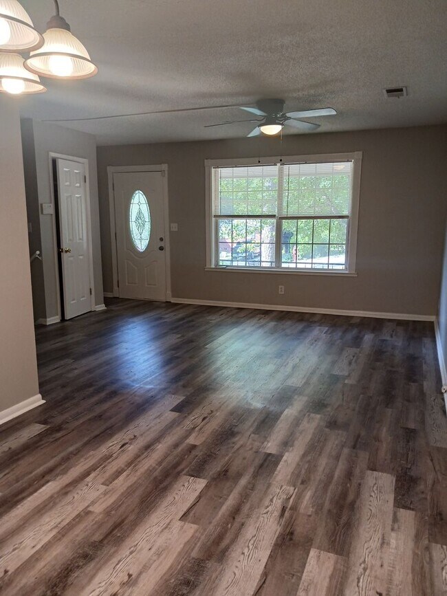 Building Photo - 4 Bedroom Home Available Now!