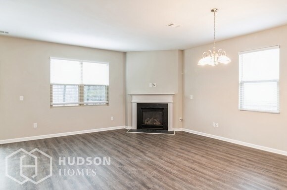 Building Photo - NOW AVAILABLE!  - 208 Hollyhock Ln, Dallas...