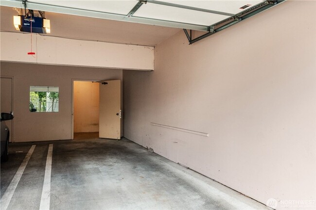 Building Photo - Burien condo - 2 bedroom 1.25 bathroom wit...