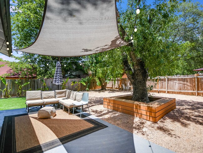 Foto del edificio - 7022 Crosswood Dr