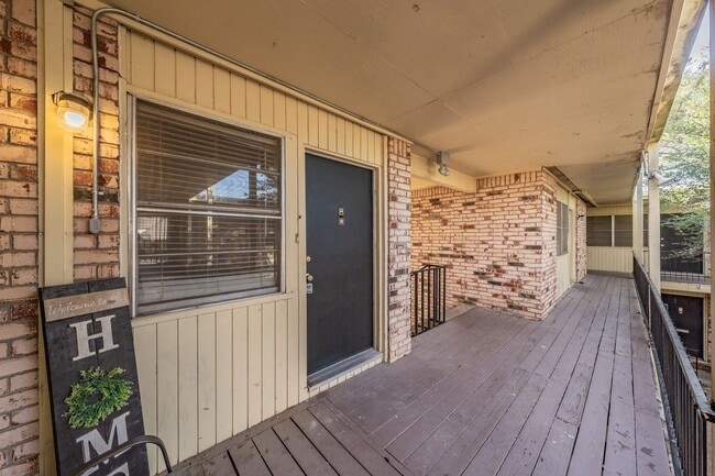 Building Photo - Updated Two Bedroom and One and Half Bathrooms apartment upstairs in the Cultural District!