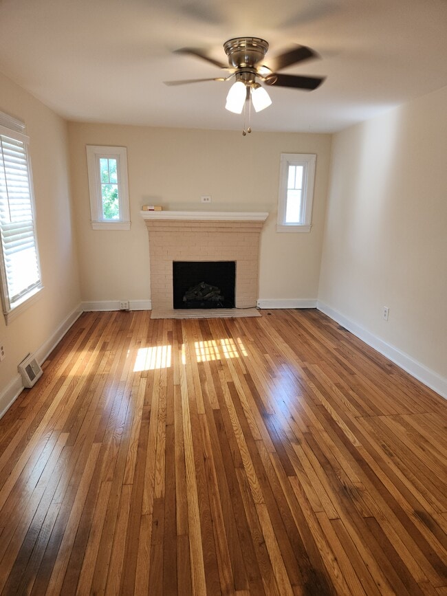 Living room - 513 Battle Ave