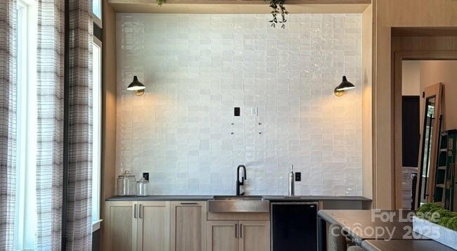 Foto del edificio - 9414 Mallard Creek Rd