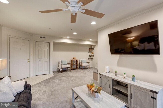 Foto del edificio - 3815 Sunnyfield Ct