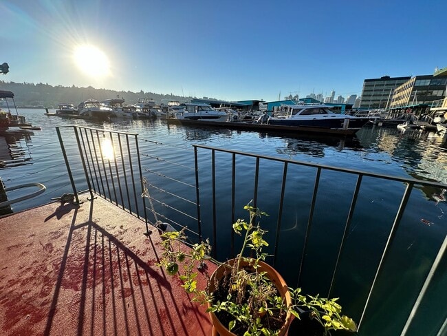 Building Photo - Floating Home on Lake Union – 1 Bed / 1 Ba...