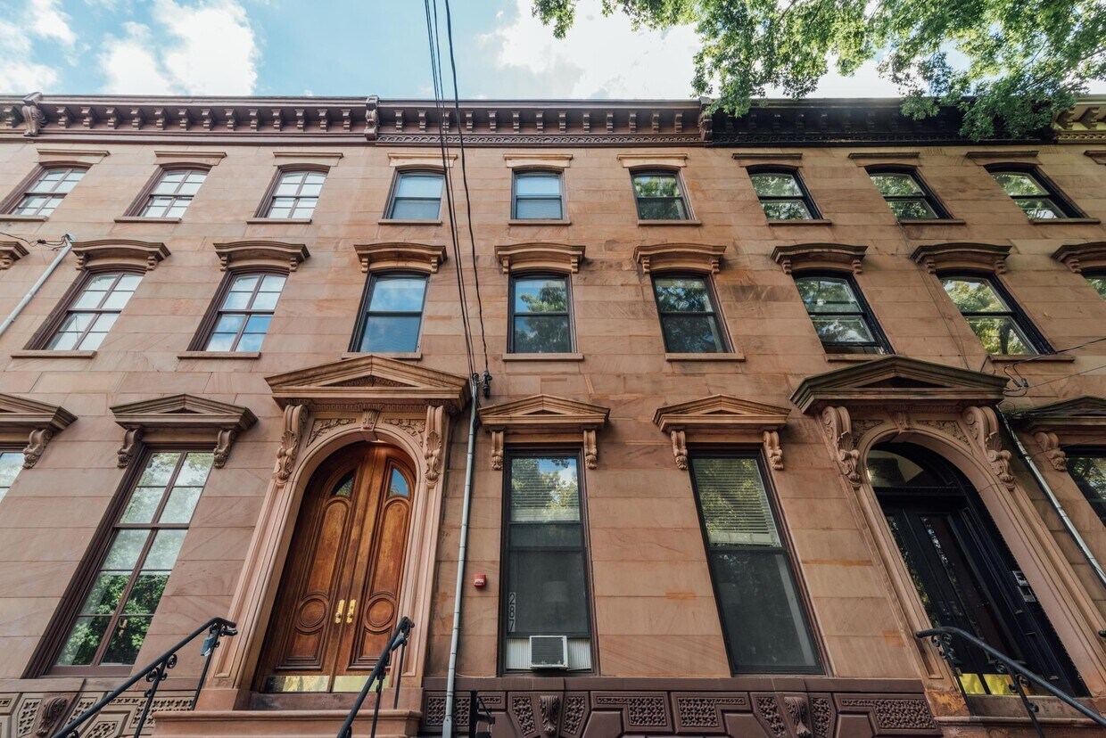 Primary Photo - 287 York St