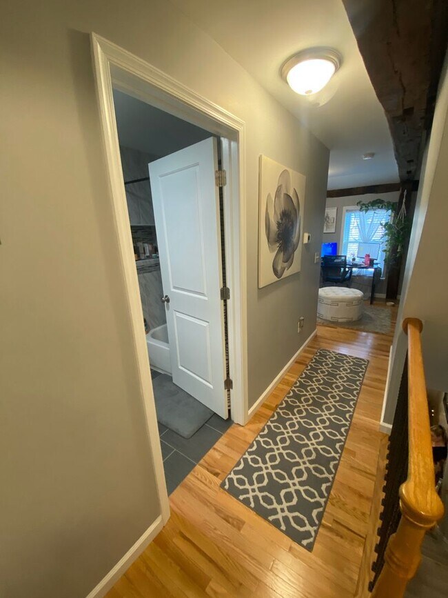 Foto del edificio - Beautiful Renovated 2 bedroom home with of...