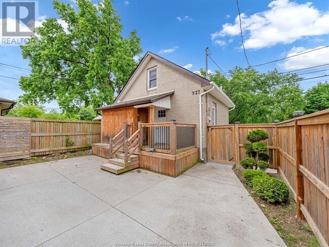 Building Photo - 927 Ellrose Ave