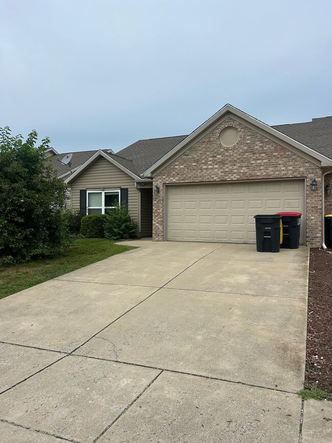 Building Photo - 3 Bedroom/2 Bathroom in Desirable Area!