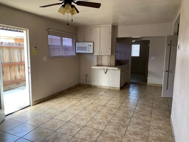 Building Photo - 3 Bedroom home available in Exeter!