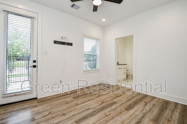 Building Photo - 2404 Hadley St
