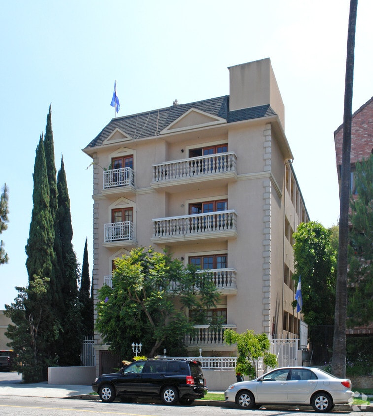 Building Photo - 137 N Doheny Dr