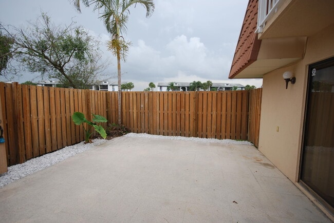 Building Photo - 555 Green Springs Pl