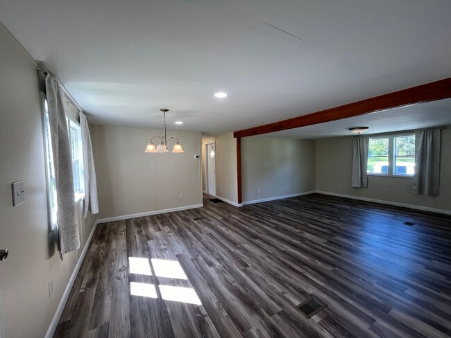 Building Photo - Nicely Remodeled 2 Bedroom, 1 Bathroom Man...