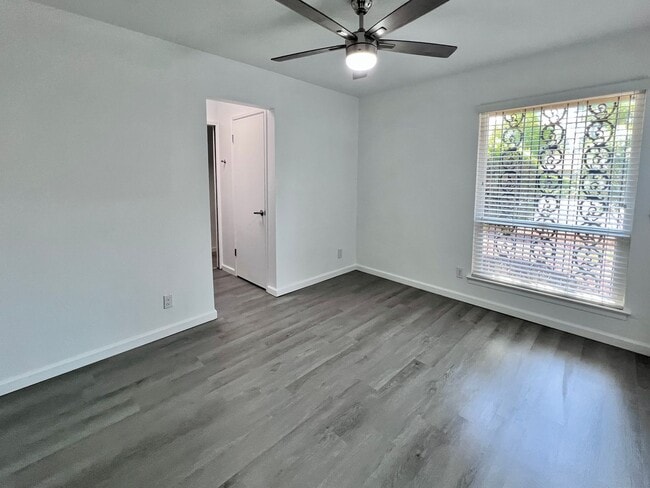 Building Photo - $2,200  Gettysburg & Blackstone, 2 Bedroom...